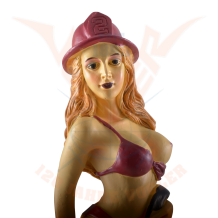 Sexy Feuerwehrfrau mit Helm